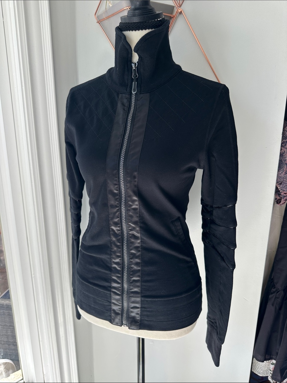 LULULEMON RARE VINTAGE Black Women's Zip-Front Short Jacket Sweatshirt Slim Sz 6